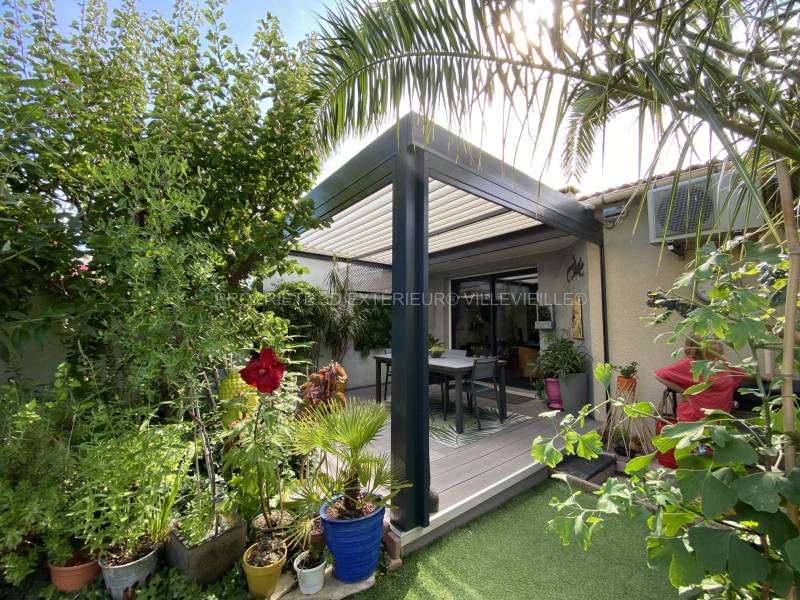 Jardin d'hiver grâce à une pergola alu lames orientables installée à Nîmes proche d'Uzès région Occitanie