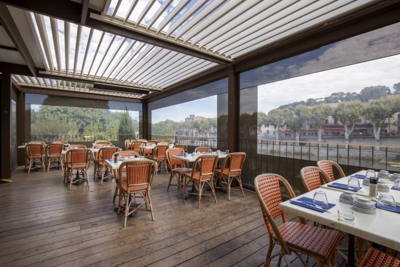 Pose pergola pour restaurant avec stores cristal, chauffages vitrocéramique à Sommières Gard