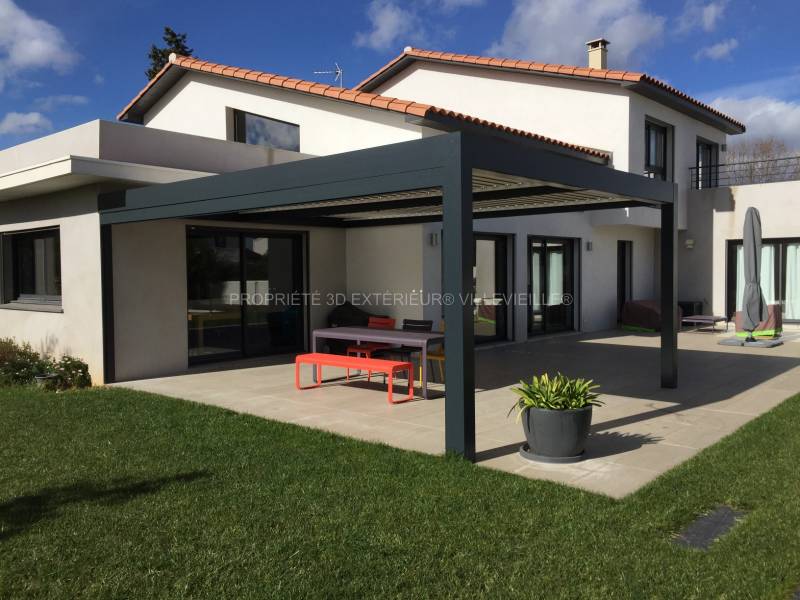 installation d'une pergola bioclimatique sur mesure option store Zip et spot led variateur d'intensité  située à Lansargues dans l’Hérault (34)