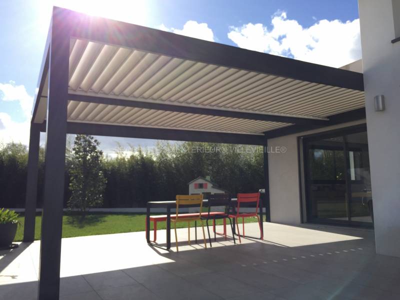Implantée à Lansargues dans l’Hérault pergola en Aluminium adossée  un parfait compromis entre le store banne et la véranda