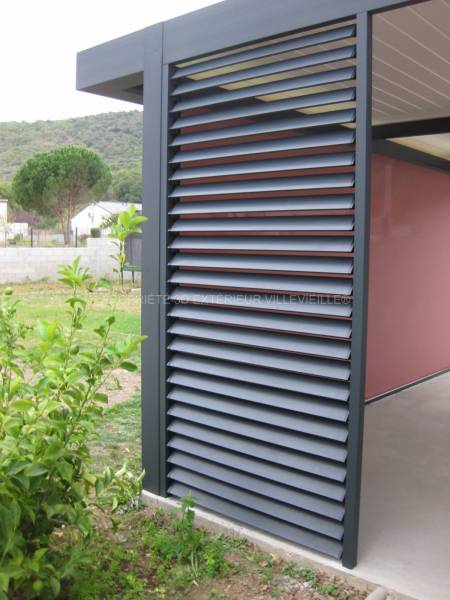 Installation d'une pergola bioclimatique structure gris anthracite (ral 7016) et lames blanche sur la commune de Saint Georges les Bains en Ardèche (07)