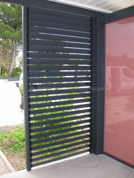 Installation d'une pergola bioclimatique structure gris anthracite (ral 7016) et lames blanche sur la commune de Saint Georges les Bains en Ardèche (07)