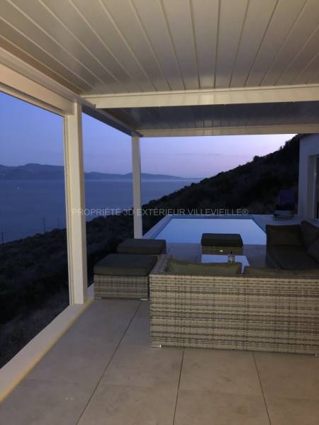 Pergola bioclimatique sur pergola à lames orientables sur une terrasse plot réalisation à Sagone près de Bastelicaccia à Sagone (20) Corse du sud