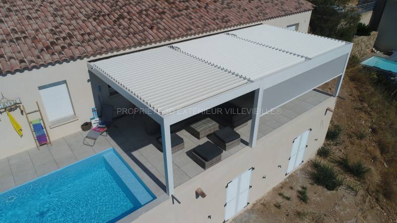 Pergola bioclimatique sur terrasse suspendue à Sagone en Corse 