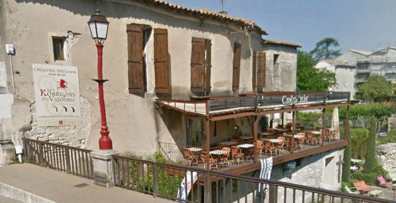 Surplombant le Vidourle dans la jolie ville de Sommières dans le Gard la crêperie avant projet d'une nouvelle terrasse bioclimatique