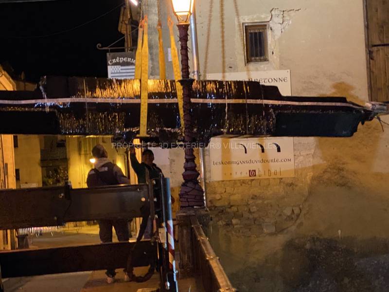 Grutage de la structure de la pergola bioclimatique de la crêperie 