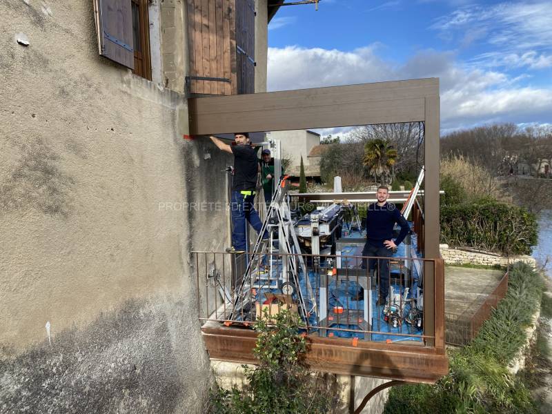 Extension d'une terrasse avec une pergola bioclimatique à Sommières département du Gard (30) proche de l'Hérault
