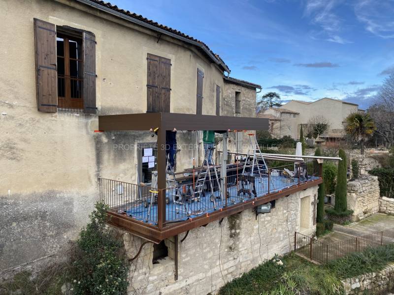 Installation d'une pergola bioclimatique à lames orientables pour la terrasse de la crêperie 