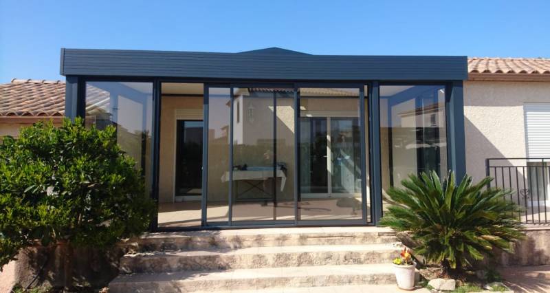Découvrez une nouvelle génération de véranda, une solution simple et rapide pour créer une véritable extension d’habitation de fabrication française.