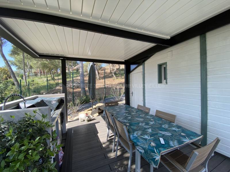 Pergola bioclimatique en aluminium noire structurée installée à Aigues Vives Gard 30