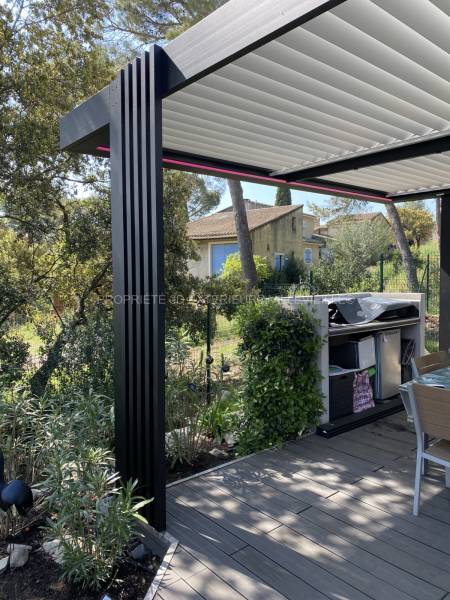 Pergola autoportée équipée d'options stores bouclier réalisation à Congénies dans le Gard