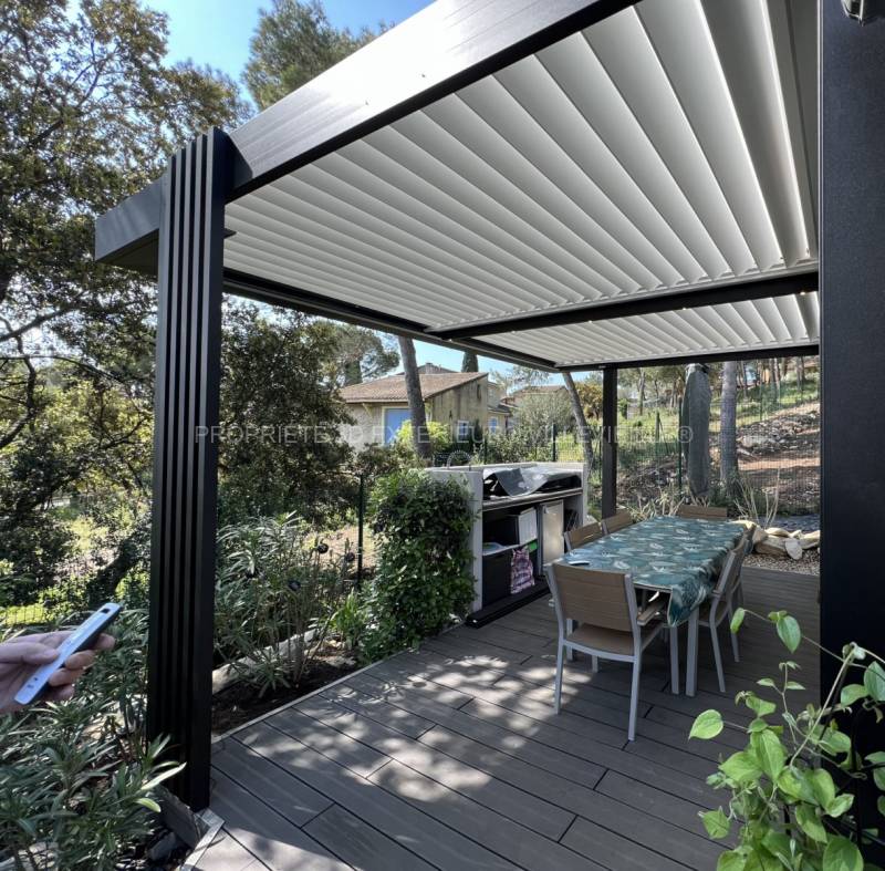 Aménagement pergola à lames orientables sur la Vaunage à Clarensac dans le Gard