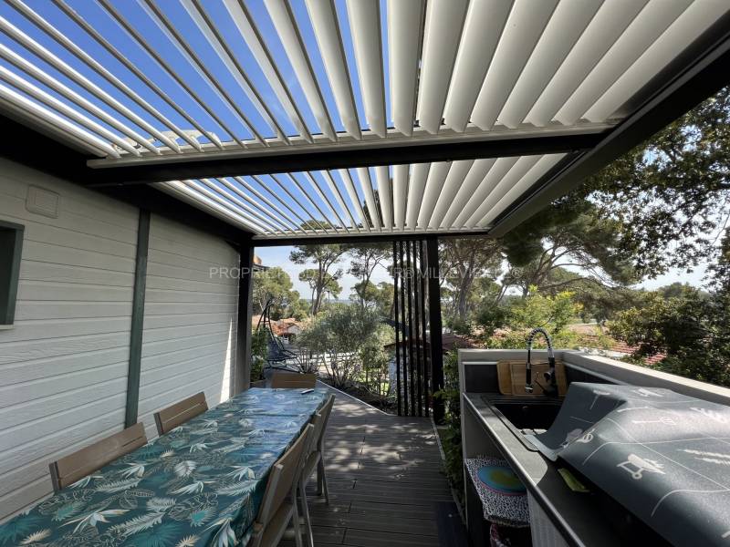 Pergola structure noire et lames blanche pour optimiser l'effet bioclimatique sur Mus Vergèze dans le Gard