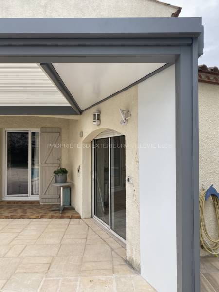Pergola forme en triangle solution Origami chez Solisysteme installée à Marguerittes dans le Gard