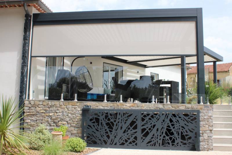Pergola adossée équipée d'options stores zip screen réalisation entre Uzès et Montpellier près de