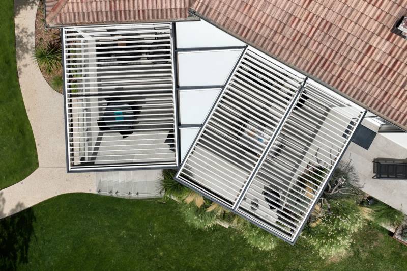 Pergola bioclimatique avec module triangle Origami près d'Alès