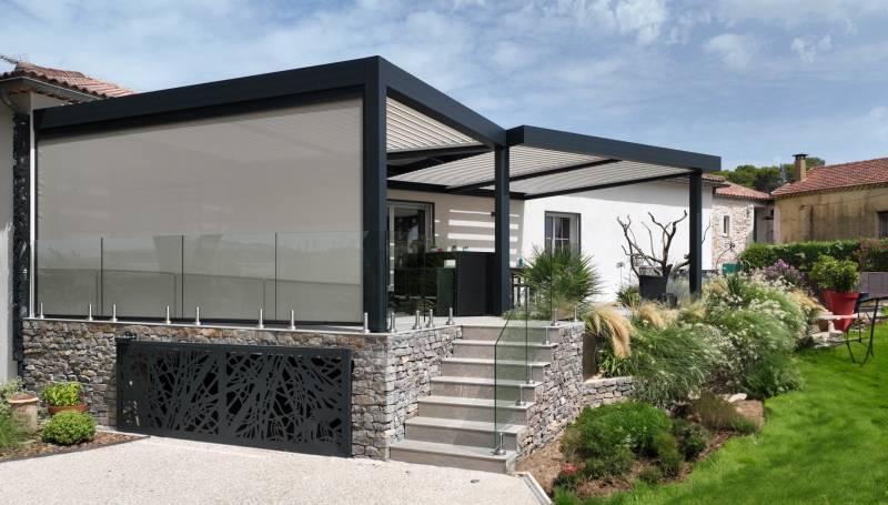 Solution solaire et protection intempéries avec notre pergola et ses options à Alès Occitanie