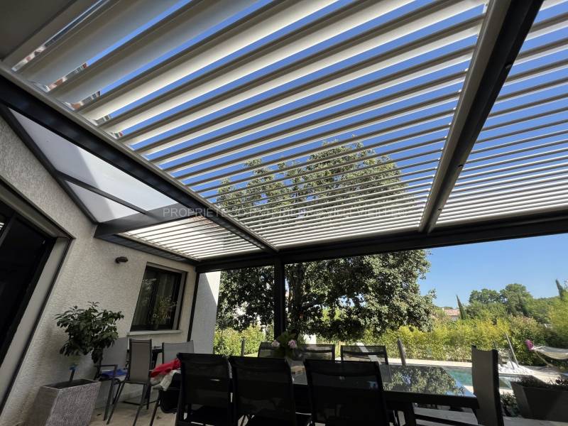 Artisan pour conception et installation de pergola bioclimatique sur mesure Gard Occitanie