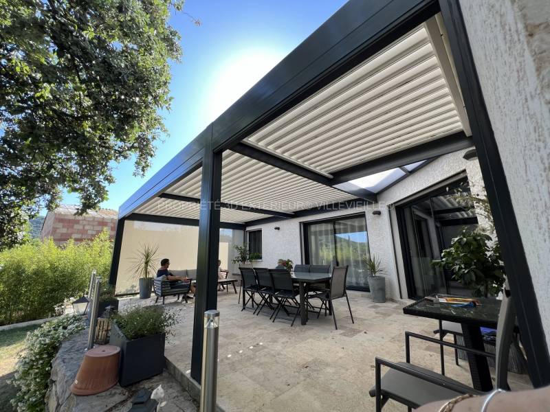 Fabrication de pergola bioclimatique à lames orientables près de Nîmes