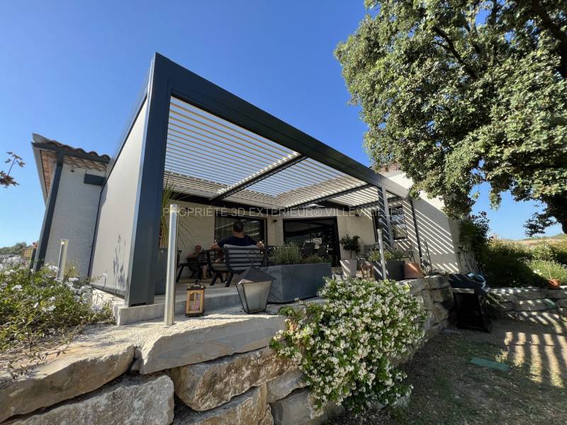 Pergola sur mesure avec toit en polycarbonate près de Nîmes
