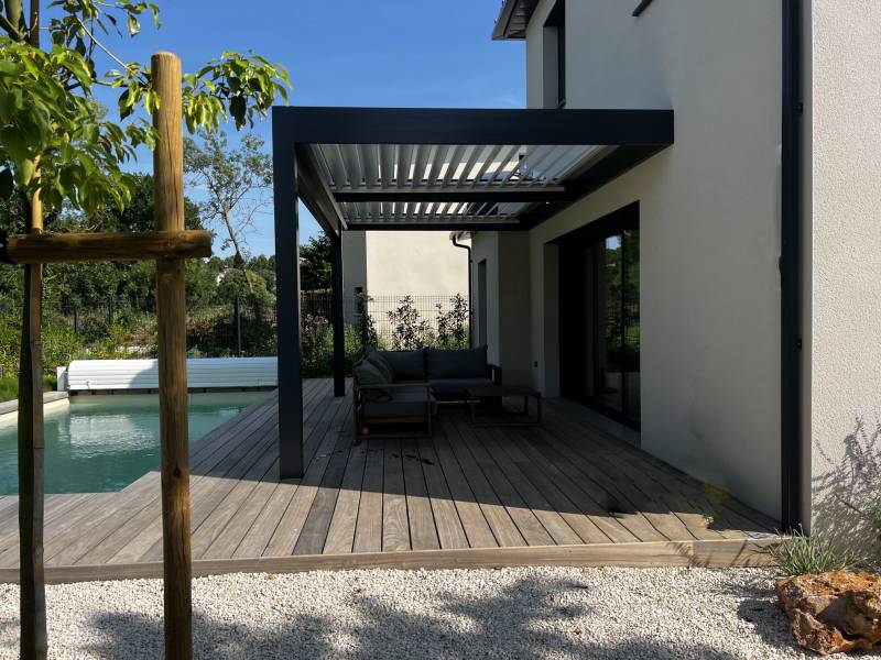 Pergola gris anthracite - Modernisez vos extérieurs - Restinclières dans l'Hérault