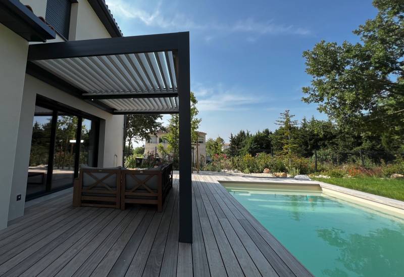 Pergola à lames orientables 160° installation à Restinclières dans l'Hérault