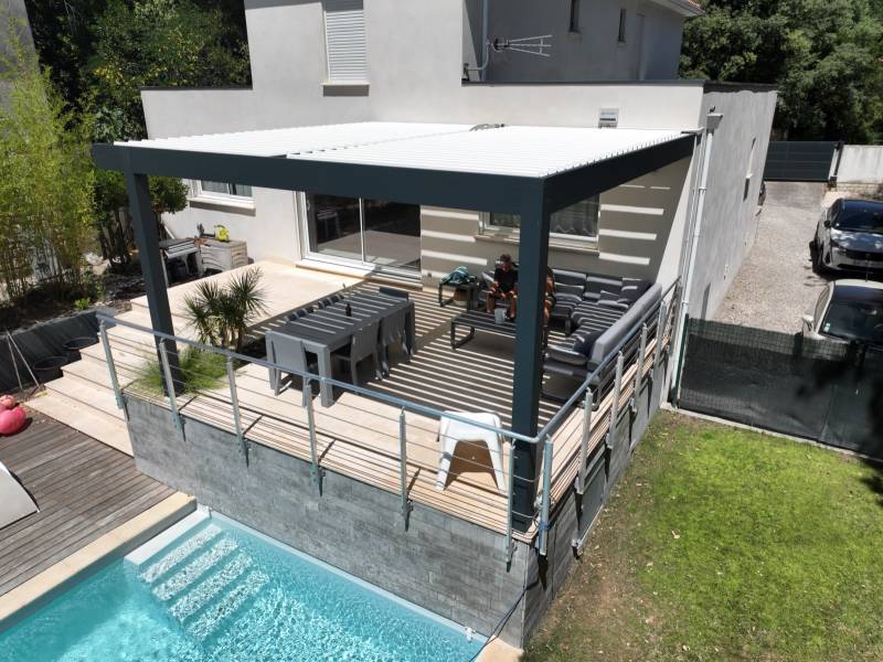 Préserver la luminosité intérieure grâce à notre pergola bioclimatique 30 et 34