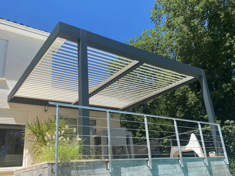 Vente et installation d'une pergola bioclimatique en aluminium sur Montpezat dans le Gard