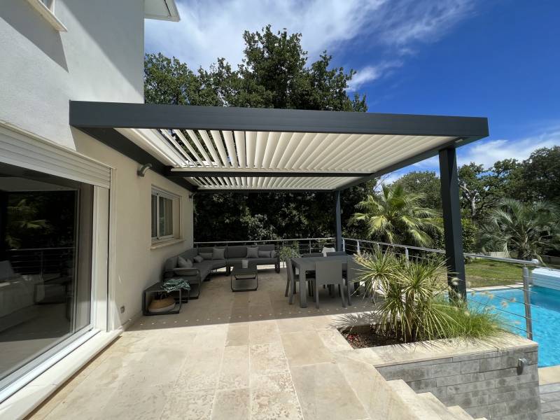 Vente et installation d'une pergola bioclimatique en aluminium sur Montpezat dans le Gard