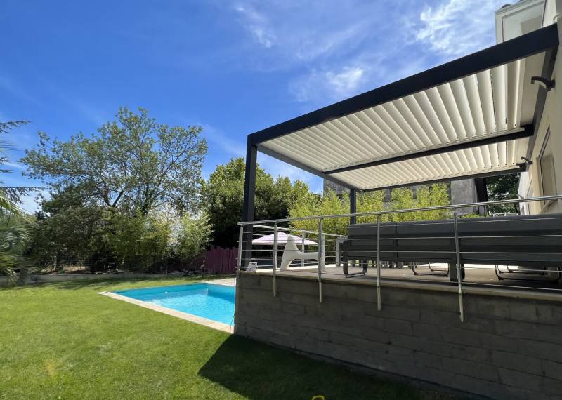Vente et installation d'une pergola bioclimatique en aluminium sur Montpezat dans le Gard