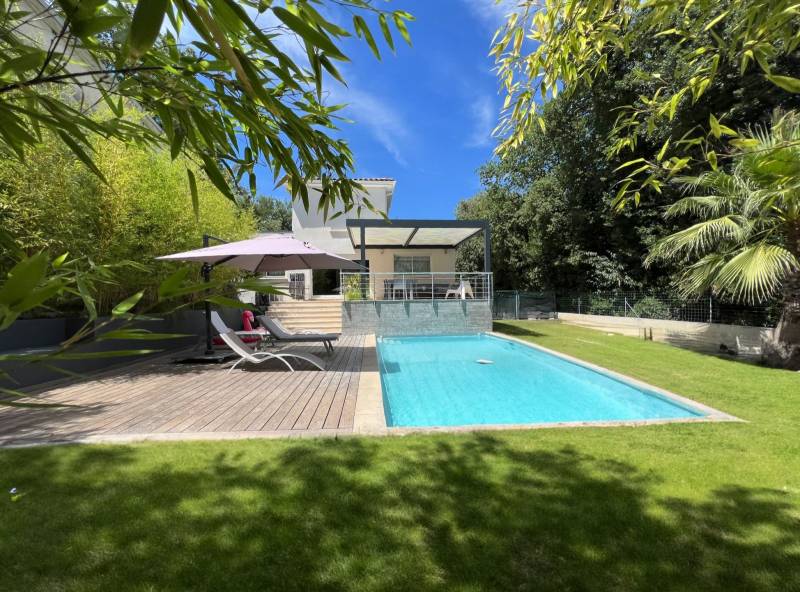 Intégration d'une pergola bioclimatique projet sur mesure par 3D Extérieur dans le Gard