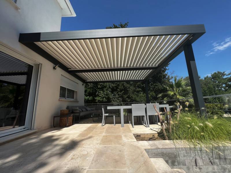 Vente et installation d'une pergola bioclimatique en aluminium sur Montpezat dans le Gard