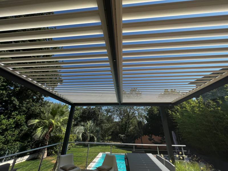 Lames orientables à 160° pergolas bioclimatique en aluminium dans le Gard et l'Hérault