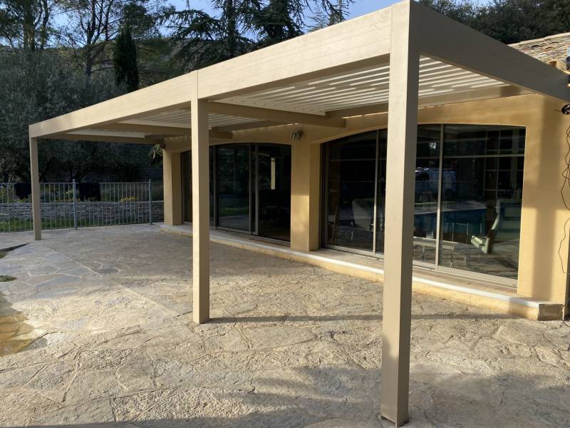 Réalisation d’une pergola bioclimatique à lames orientables sur Saint-Hippolyte du Fort dans le Gard Au pied des Cévennes