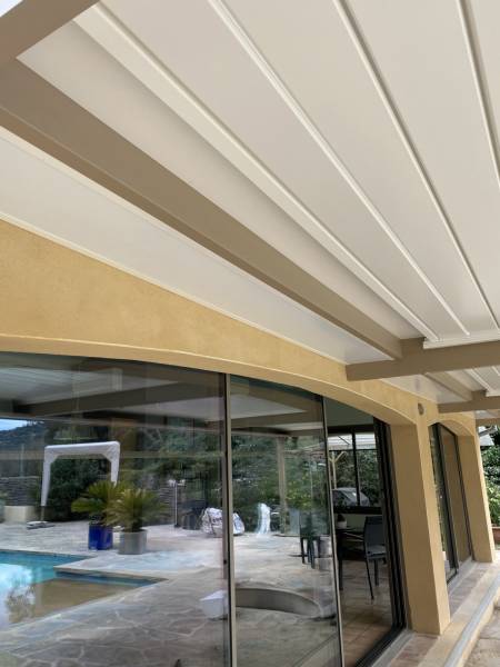 Réalisation d’une pergola bioclimatique à lames orientables sur Saint-Hippolyte du Fort dans le Gard Au pied des Cévennes