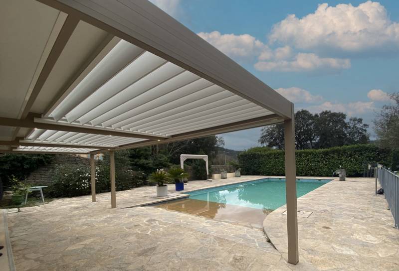 Réalisation d’une pergola bioclimatique à lames orientables sur Saint-Hippolyte du Fort dans le Gard Au pied des Cévennes