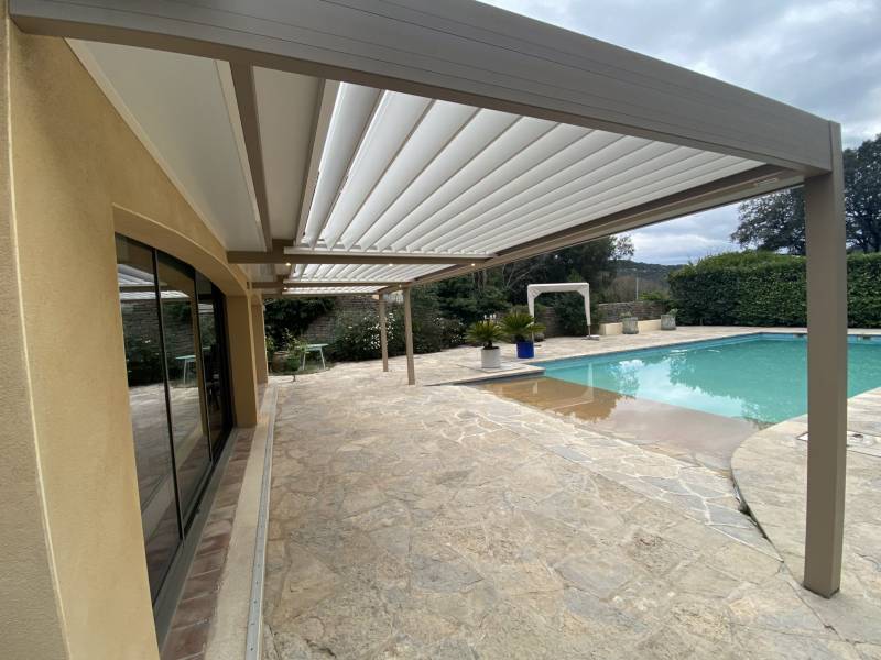 Réalisation d’une pergola bioclimatique à lames orientables sur Saint-Hippolyte du Fort dans le Gard Au pied des Cévennes