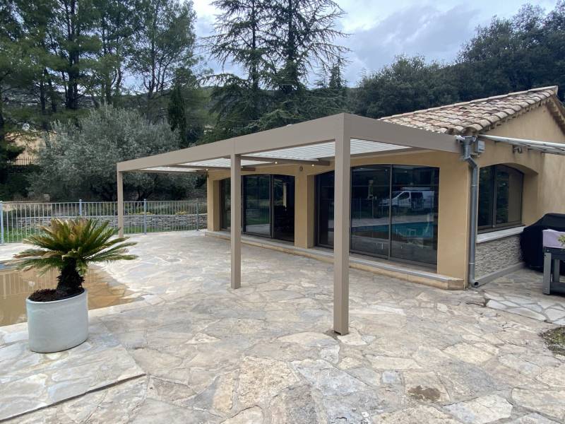 Réalisation d’une pergola bioclimatique à lames orientables sur Saint-Hippolyte du Fort dans le Gard Au pied des Cévennes