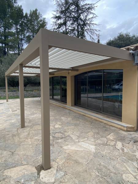 Réalisation d’une pergola bioclimatique à lames orientables sur Saint-Hippolyte du Fort dans le Gard Au pied des Cévennes