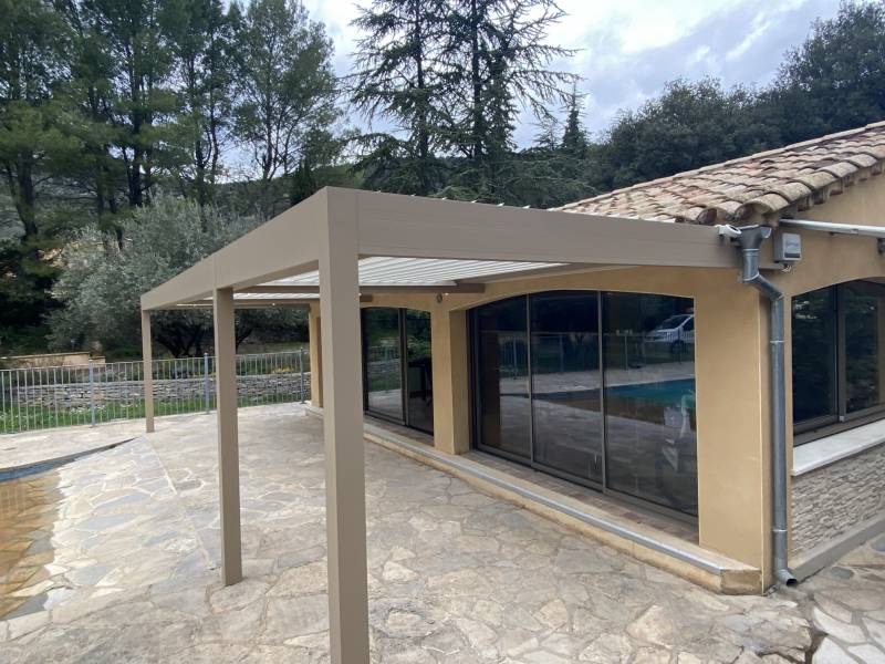 Réalisation d’une pergola bioclimatique à lames orientables sur Saint-Hippolyte du Fort dans le Gard Au pied des Cévennes