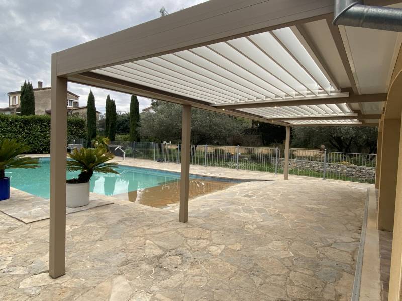 Réalisation d’une pergola bioclimatique à lames orientables sur Saint-Hippolyte du Fort dans le Gard Au pied des Cévennes
