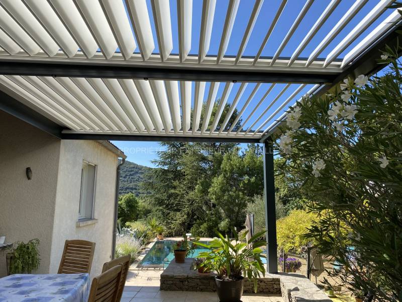 Installation d’une pergola en aluminium à lames sur Saint-Hippolyte du Fort proche de l'Hérault au pied des Cévennes