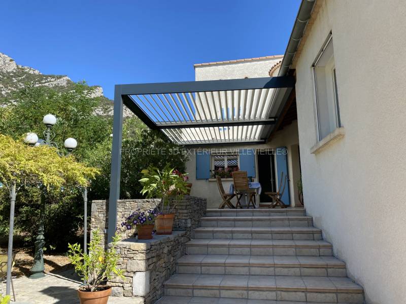 Pergola bioclimatique desPergola design gris anthracite sur Saint-Hippolyte du Fort dans le Gard au pied des Cévennes
