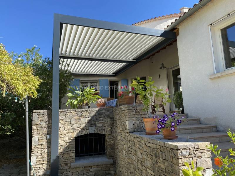 Création d’une pergola Solisystème à lames orientables sur Saint-Hippolyte du Fort dans le Gard au pied des Cévennes