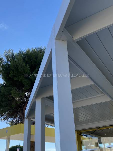 Pergola bioclimatique atypique en aluminium sur mesure de la station Dyneff à Fréjorgues-Mauguio dans le département de l'Hérault