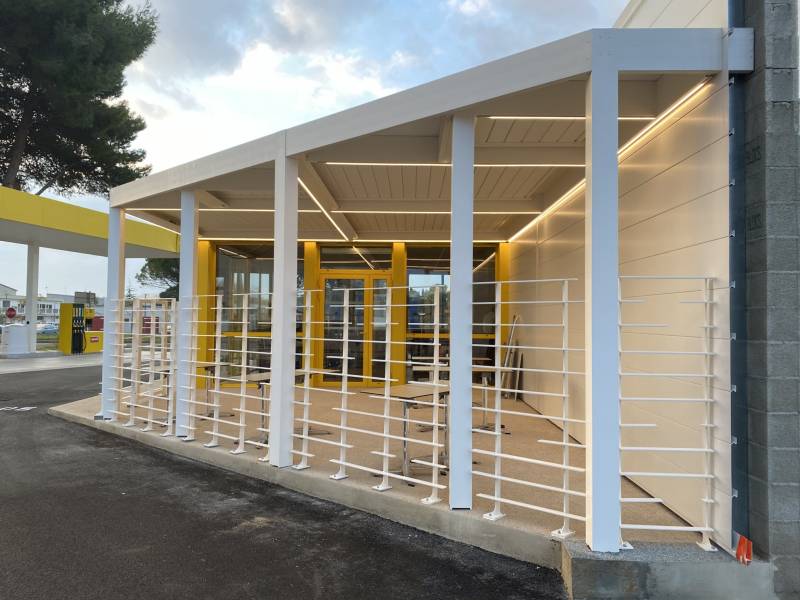 Bandeau ruban LED blanc pour un éclairage de couverture de terrasse dans l'Hérault