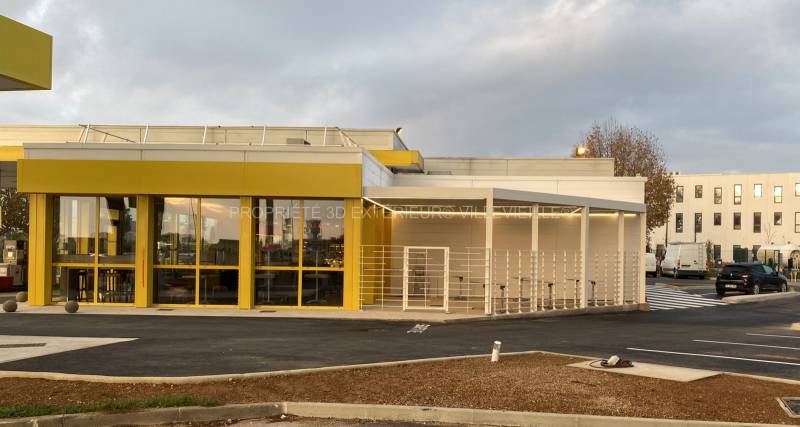 Extension d'une terrasse avec une pergola bioclimatique à lames orientables dans le département de l'Héraut station Dyneff à Fréjorgues-Mauguio