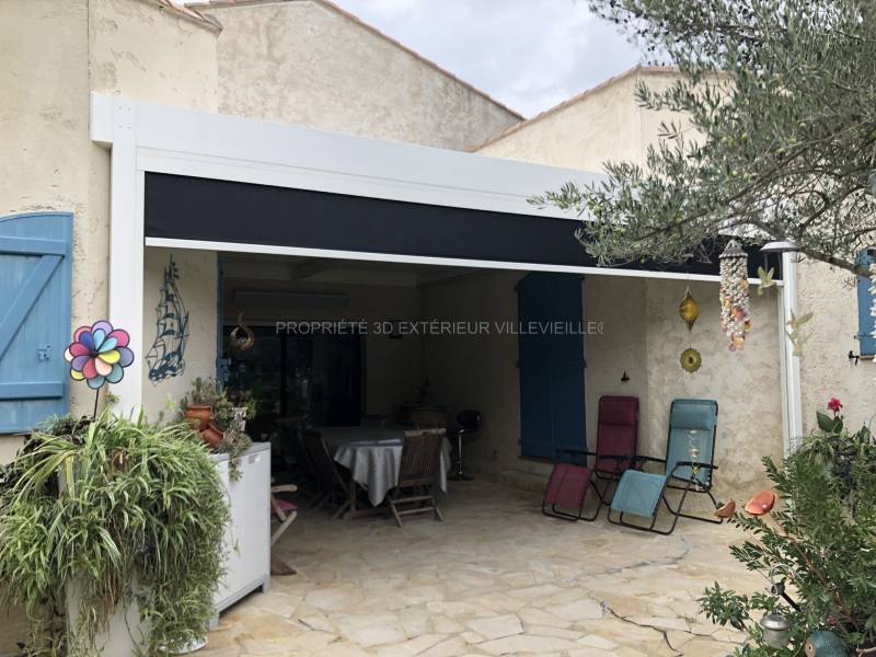 Réalisation d'une pergola bioclimatique design de couleur blanche dans une maison sur la commune d'Aubais département du Gard (30)