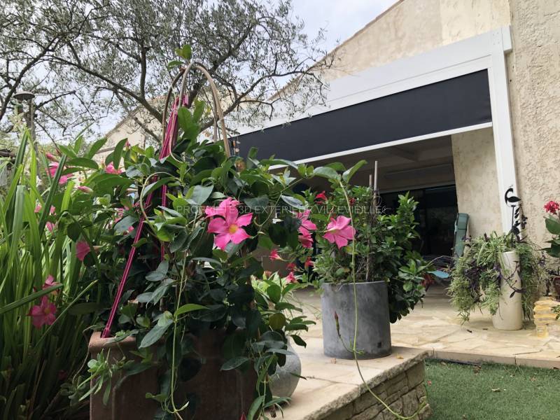 Réalisation d'une pergola bioclimatique design de couleur blanche dans une maison sur la commune d'Aubais département du Gard (30)