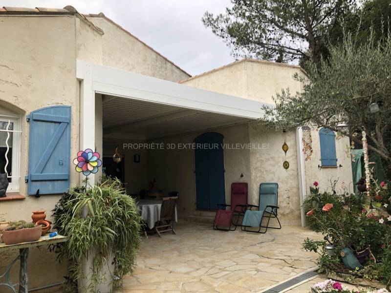 Réalisation d'une pergola bioclimatique design de couleur blanche dans une maison sur la commune d'Aubais département du Gard (30)